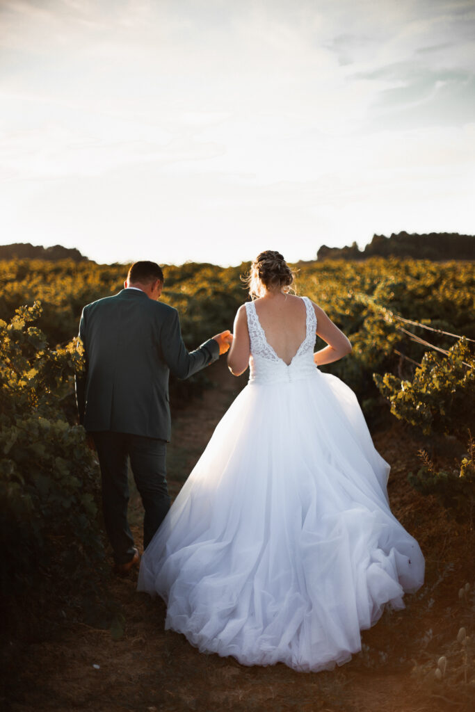Photographe mariage portrait de couple coucher de soleil dans les vignes de l'hérault