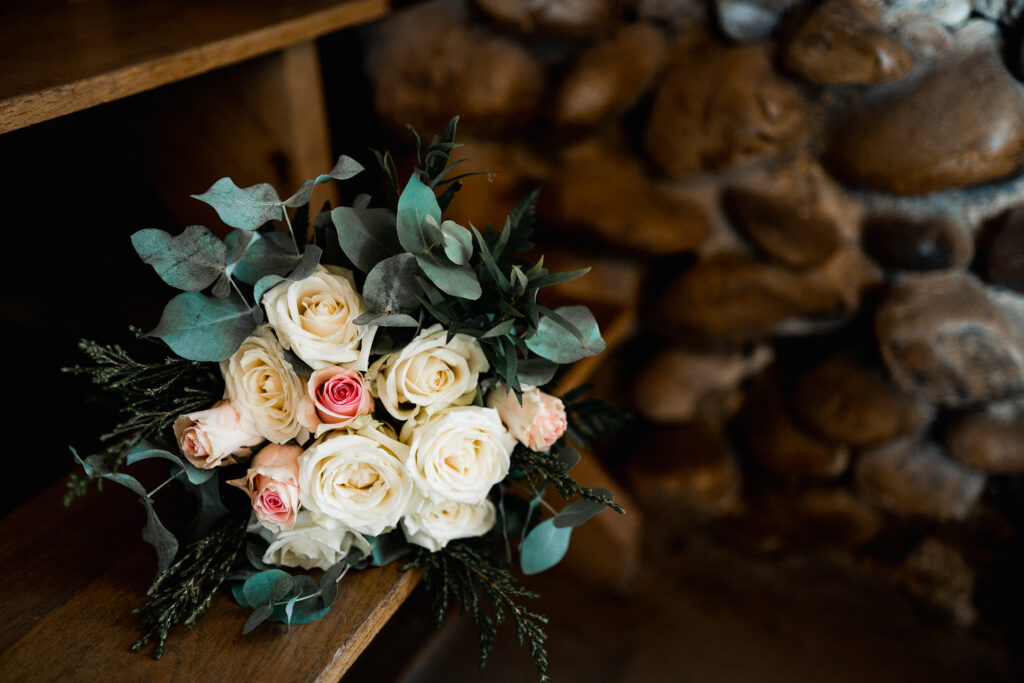 Mariage Occitanie Bouquet vert et ivoire préparatifs de la mariée