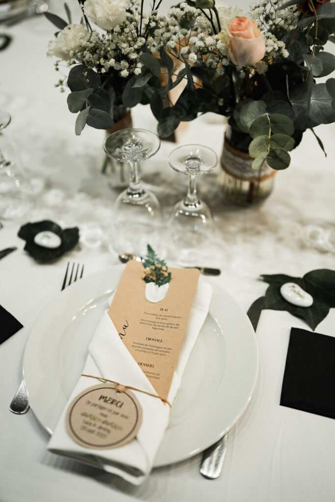 Décoration de table mariage vert et ivoire