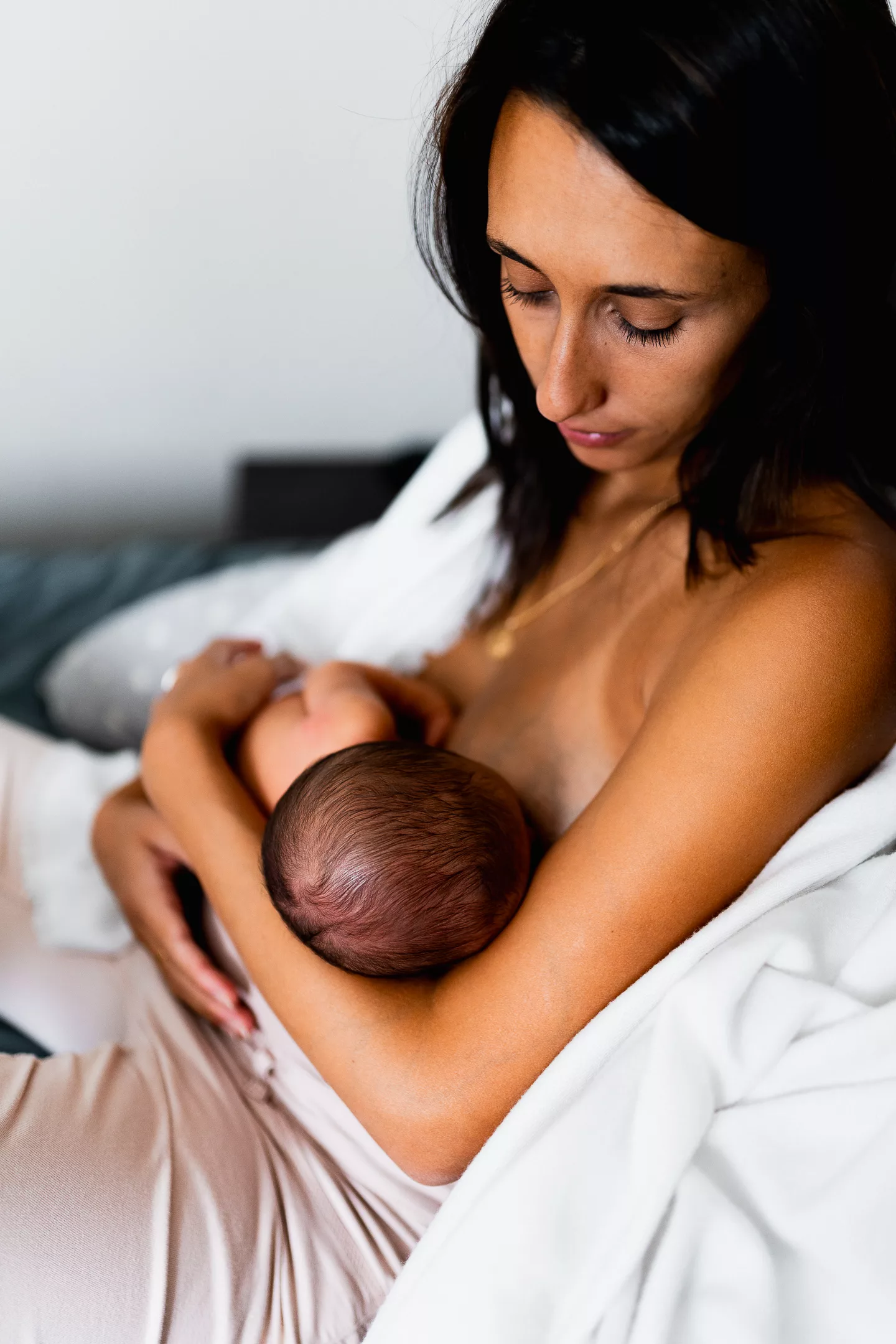 Photographe maternité intimiste peau à peau