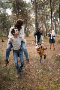 séance photo famille fôret capestang séance famille en forêt dans l'hérault capestang