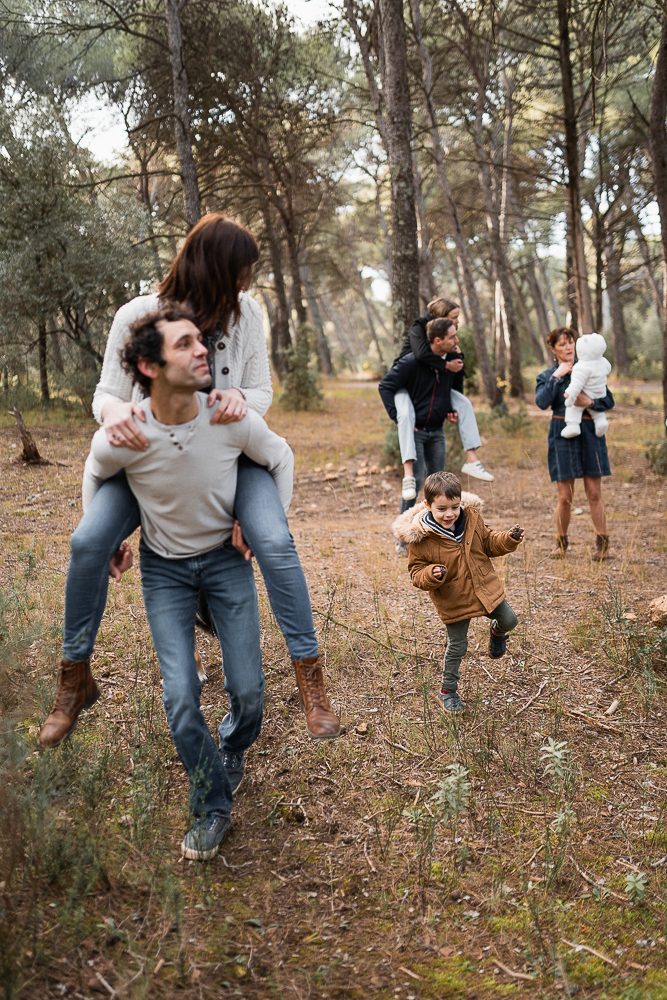 séance famille en forêt dans l'hérault capestang