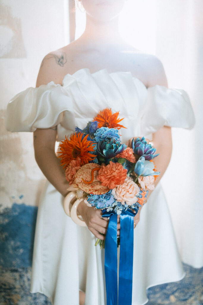 bouquet de mariée moderne bleu et orange