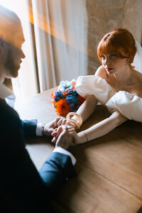 Mariage hotel prison moderne