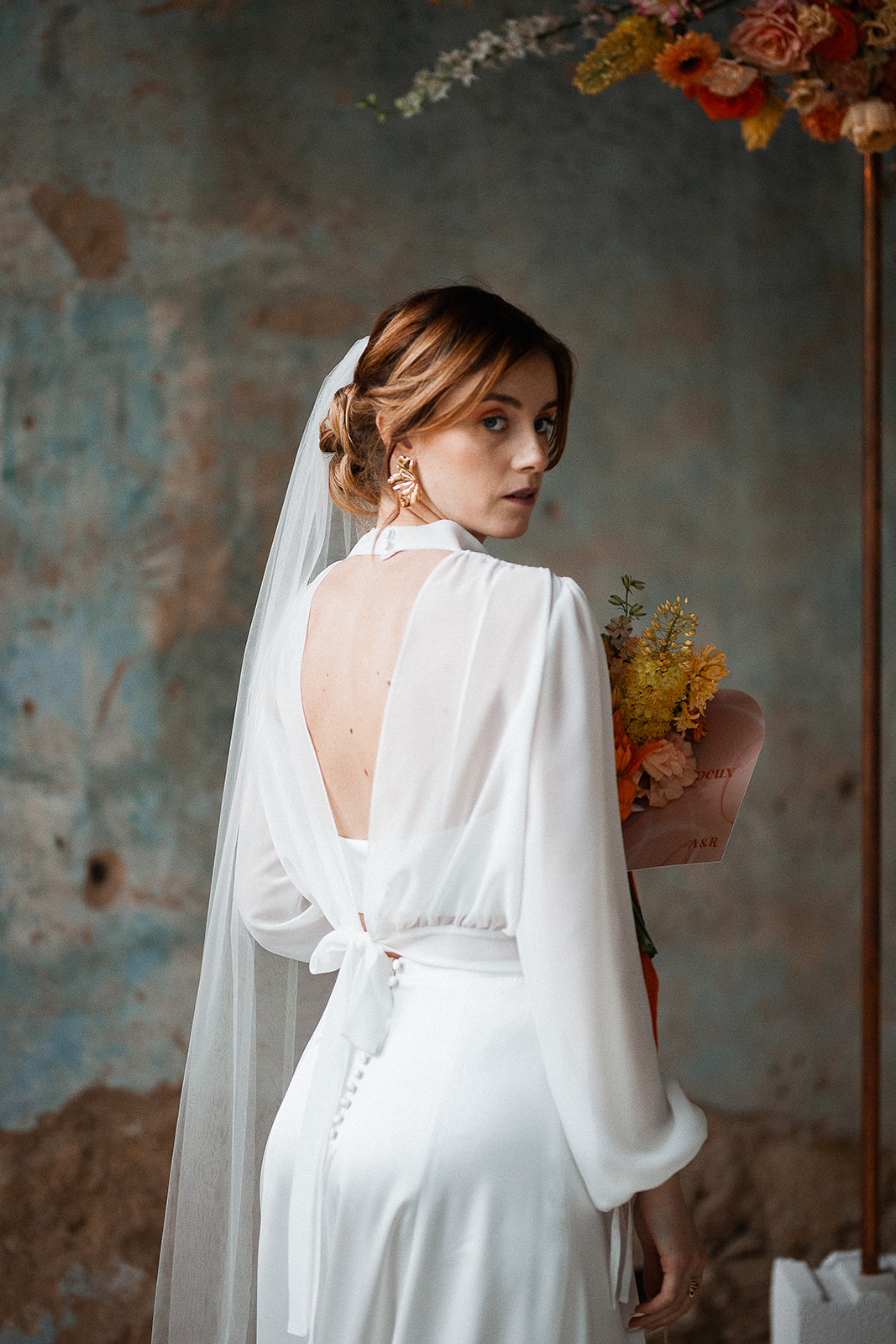 Portrait éditorial d'une mariée et sa robe moderne au Château de Sienne en Provence dans le Gard – Photographe mariage moderne et coloré