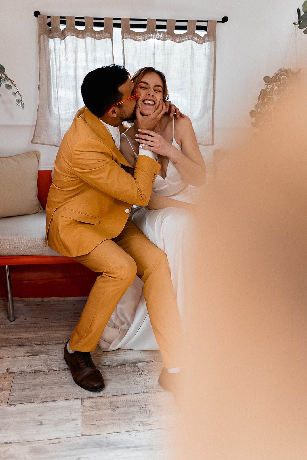Couple de mariés faisant un selfie dans leur caravane photobooth au Château de Sienne en Provence dans le Gard – Photographe mariage moderne et coloré