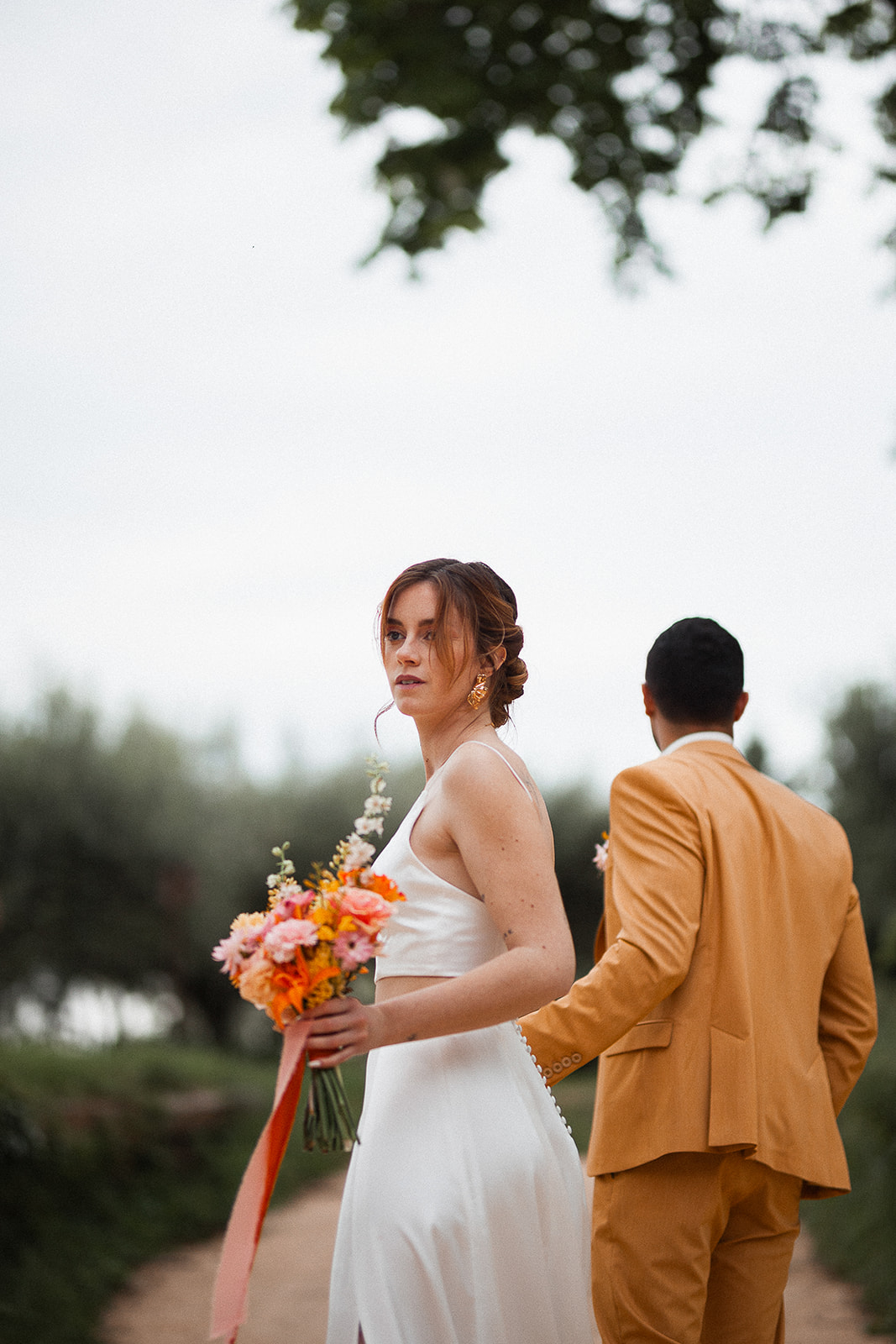 Séance couple pendant un mariage au Château de Sienne en Provence dans le Gard – Photographe mariage moderne et coloré