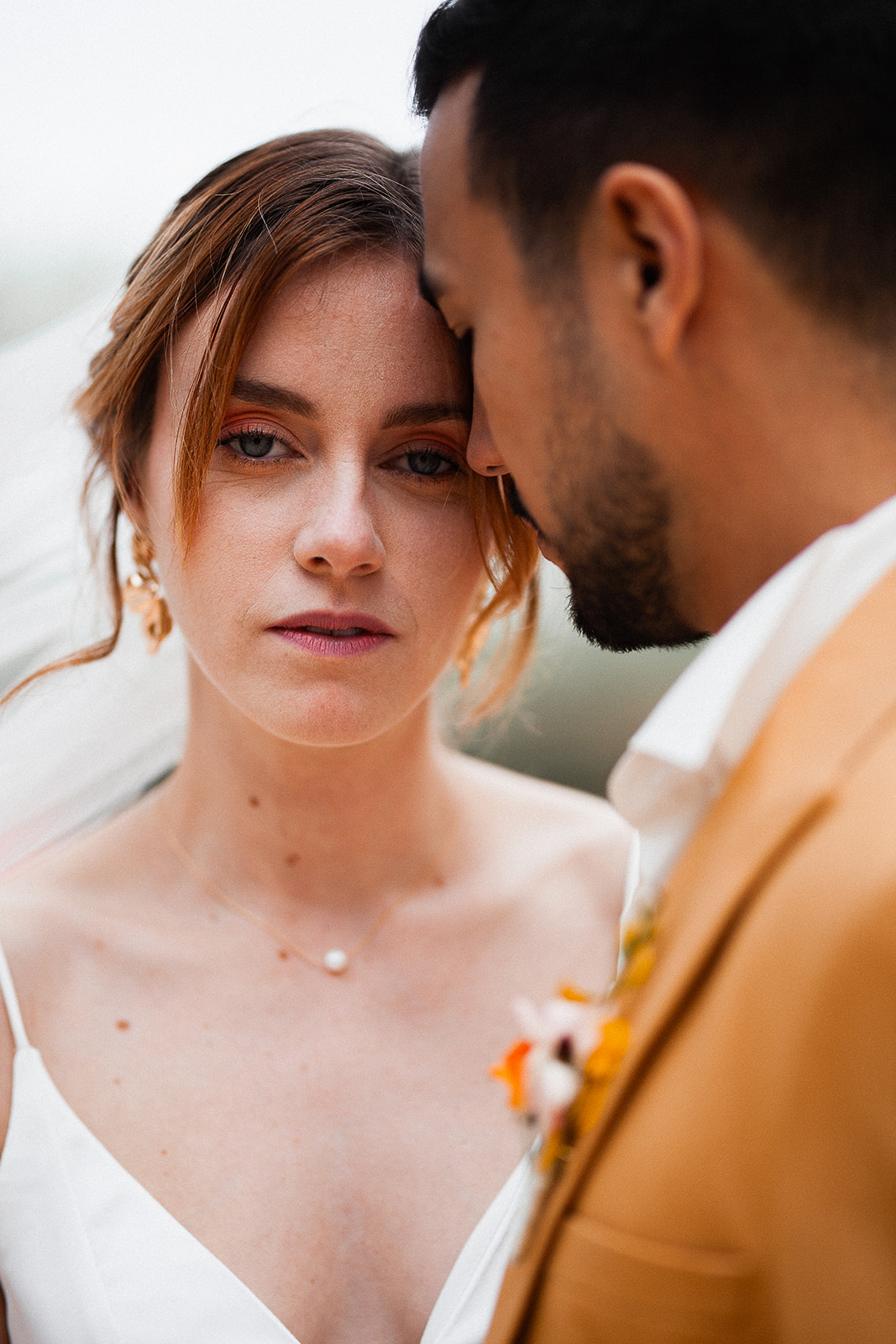 Couple de mariés portrait serré au Château de Sienne en Provence dans le Gard – mariage moderne et coloré