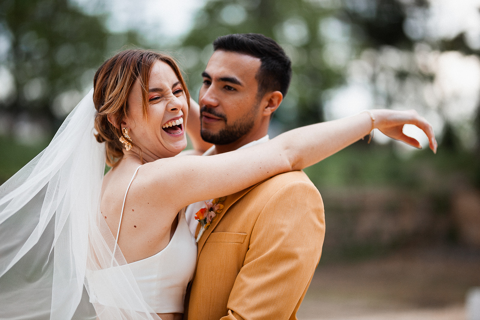 Couple de mariés riant au Château de Sienne en Provence dans le Gard – mariage moderne et coloré