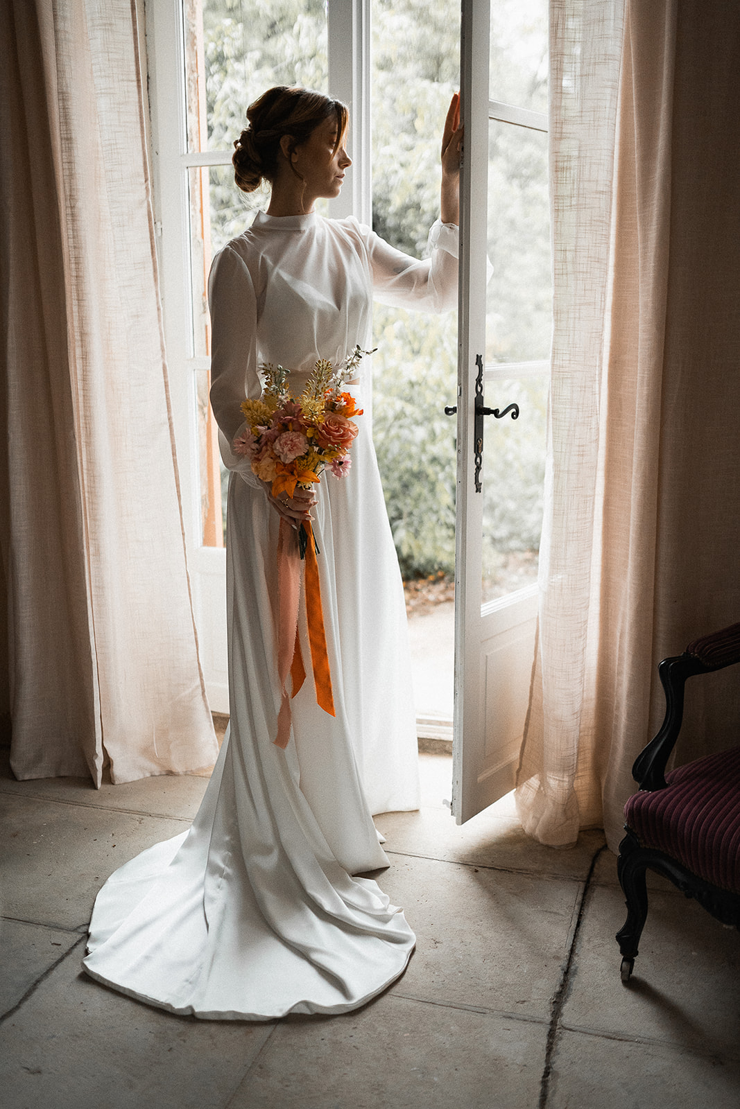Portrait photo de la mariée et sa robe fluide moderne au Château de Sienne en Provence dans le Gard – Photographe mariage moderne et coloré